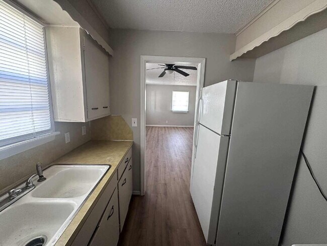 Building Photo - 1-Bedroom Duplex in Tulsa!