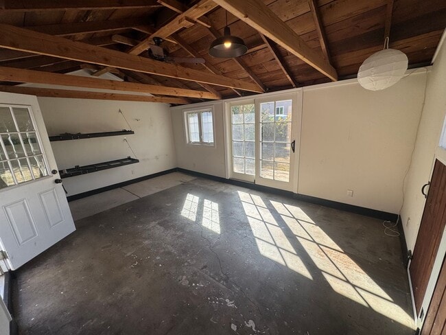 Building Photo - 2 bedroom | 1 bathroom | Tahoe Park single...