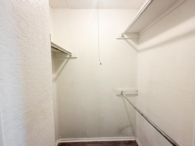 Building Photo - Spacious 2 story townhouse with fenced yard!