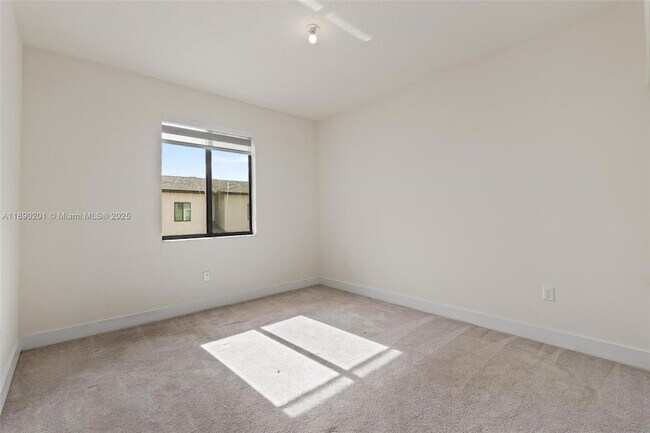 Building Photo - 4612 NW 83rd Pkwy
