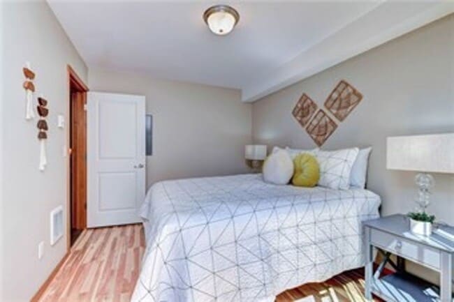 Building Photo - West Seattle Townhome!