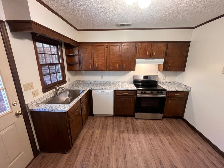 Building Photo - 2040 Pineview Dr