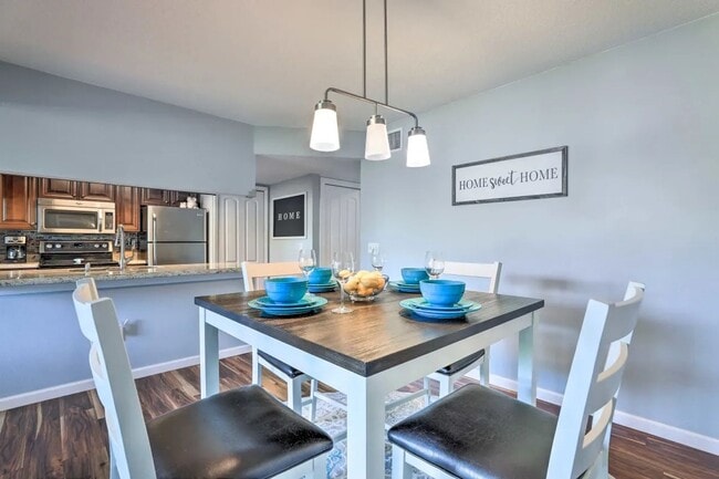 Building Photo - Townhome in Davenport now Available!
