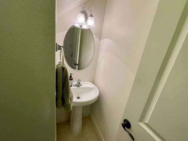 Building Photo - Modern and Chic 2 bed 2.5 bath in Newport Beach!!!