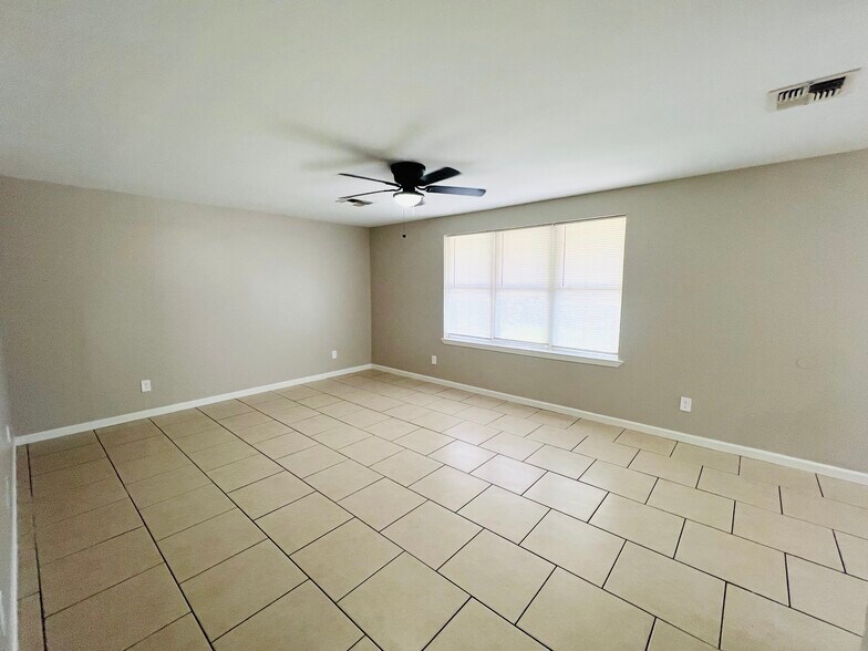 Main Livingroom - 2624 Huntsville St