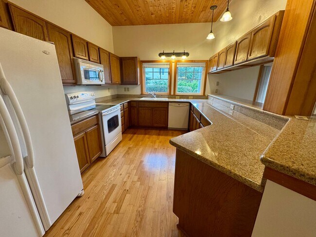 Building Photo - Single-Level 2BD/2BA in Face Rock Village – Bandon Beach Living Awaits