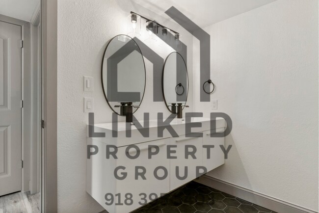 Building Photo - 3711 S Indianapolis Ave