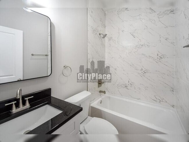 Building Photo - 2809 E Riverside Dr