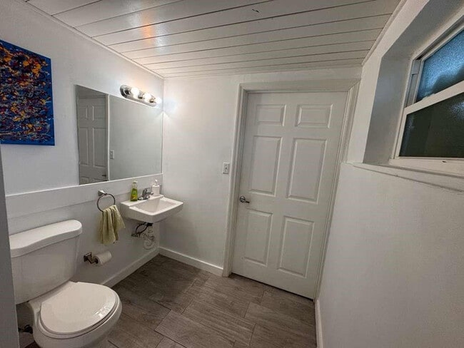 Building Photo - 3350 Powerline Rd