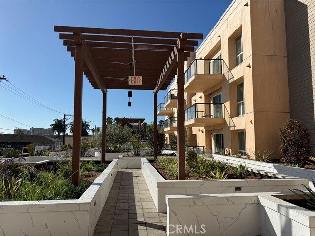 Building Photo - 1598 Long BCH