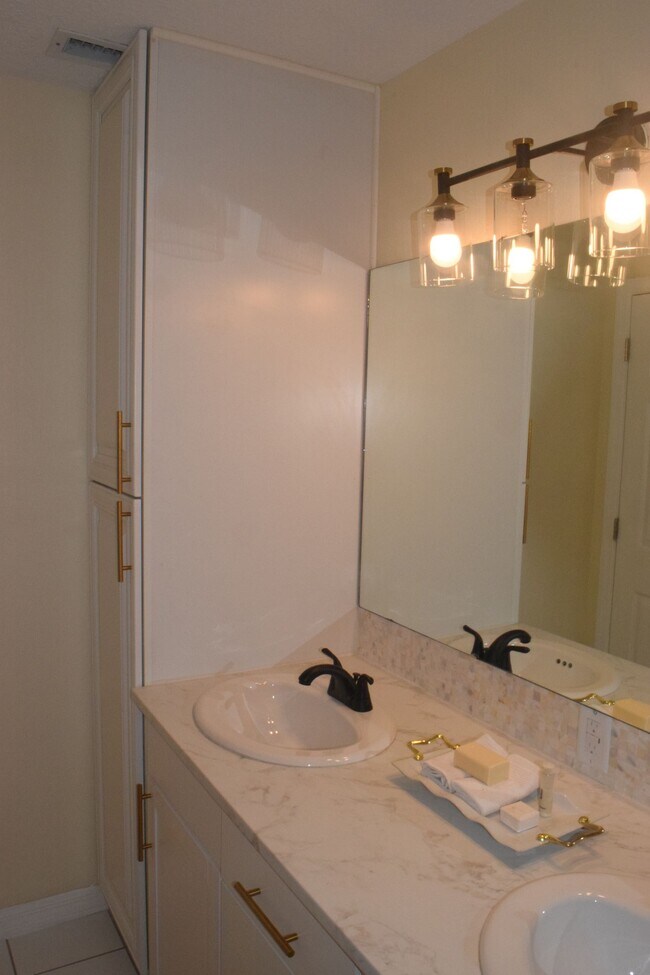 Building Photo - 1118 Apple Terrace