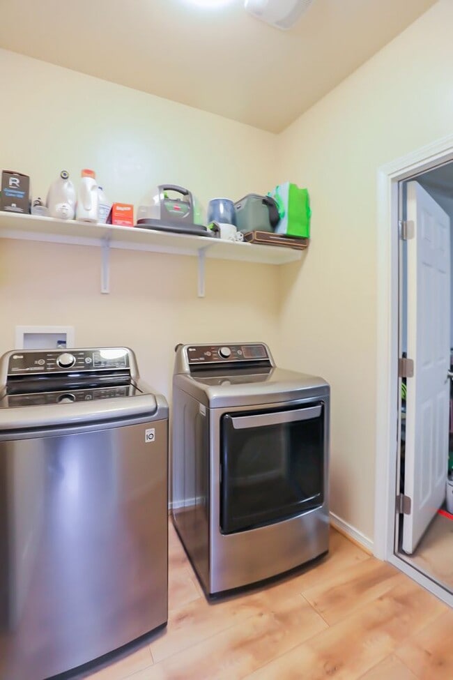 Building Photo - Pet Friendly 4 Bed 2 Bath Home!