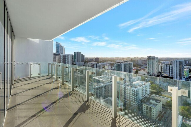 Building Photo - 700 NE 26th Terrace