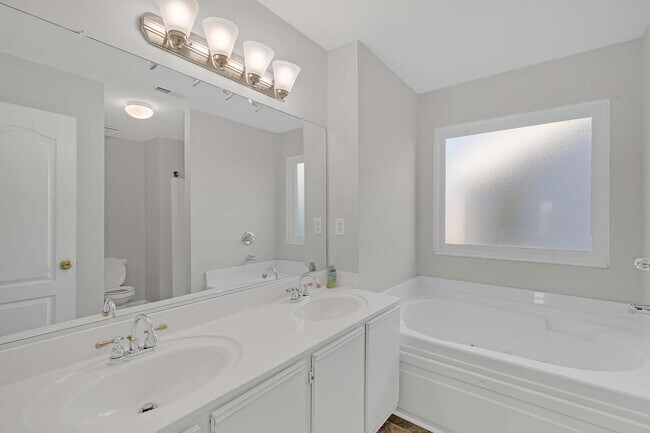 Building Photo - 710 Ray Ave