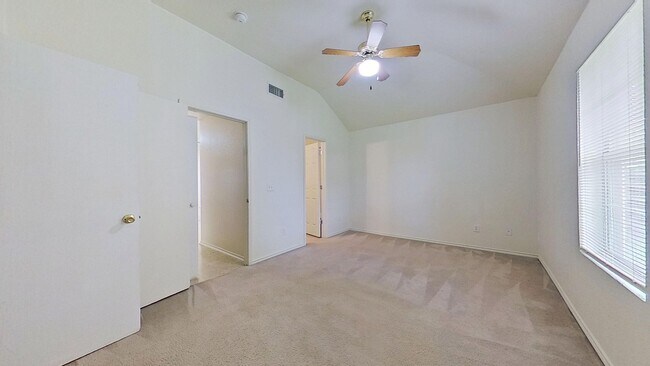 Building Photo - 2 WEEKS FREE RENT IN A 3 BEDROOM TOWNHOUSE AT $950!