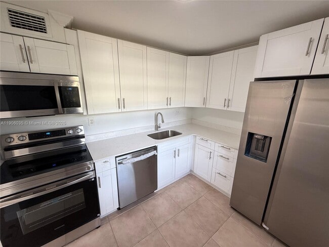 Building Photo - 10875 SW 112th Ave