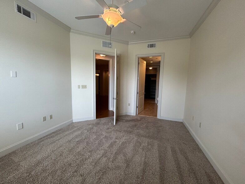Building Photo - 5194 Lexington Club Cv