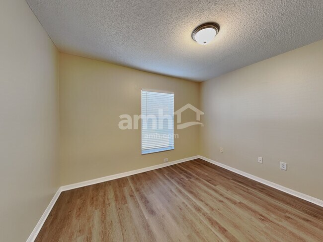 Building Photo - 214 Strada Dr