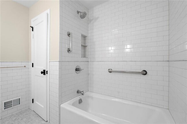 Building Photo - 2233 Clairmont Rd
