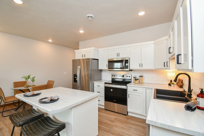 Building Photo - 6115 S Alki Pl