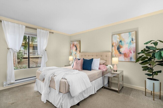 Building Photo - Available Now - 2BR/1.5BA Condo in Kirkland