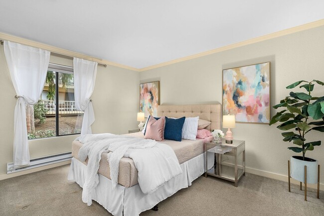 Building Photo - Coming soon - 2BR/1.5BA Condo in Kirkland