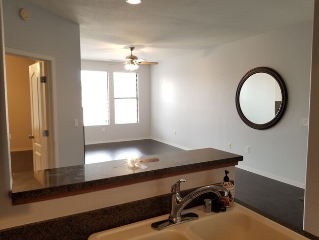 Building Photo - DEPOSIT FREE PROGRAM!! Beautiful 1 Bed Roo...