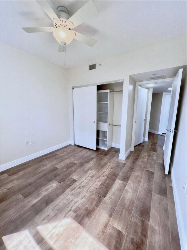 Building Photo - 19900 E Country Club Dr