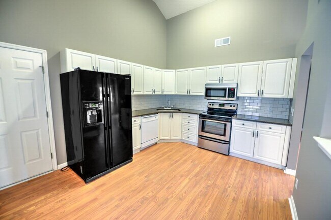 Building Photo - Gorgeous 3 BR, 2 BA , 1 Car Garage Home Of...