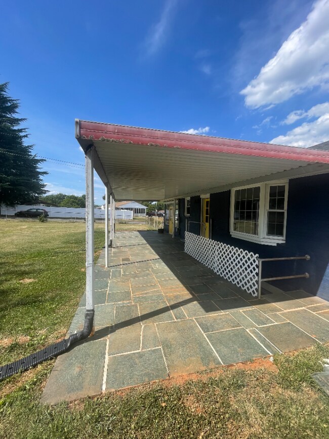 Building Photo - 4 bedroom house with fenced in yard and storage galore 8 minutes from Liberty University and Ward...