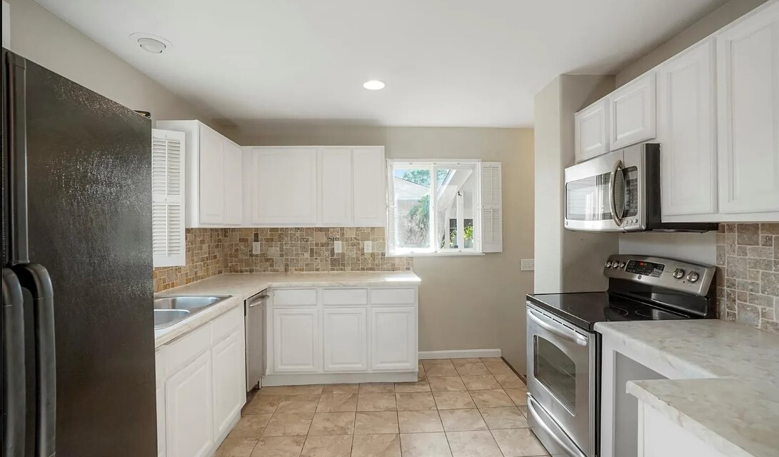 Kitchen - 7261 Avrum Dr