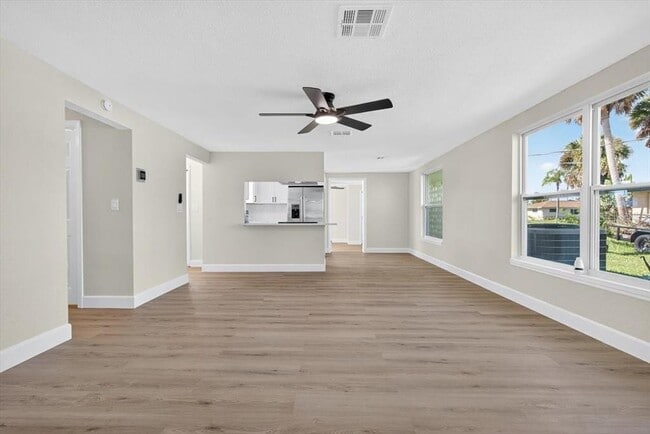 Building Photo - 420 Palm Creek Dr