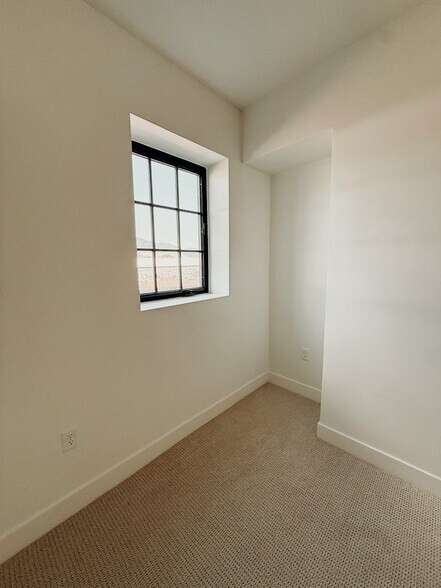 Building Photo - 1146 S Lauren Ln