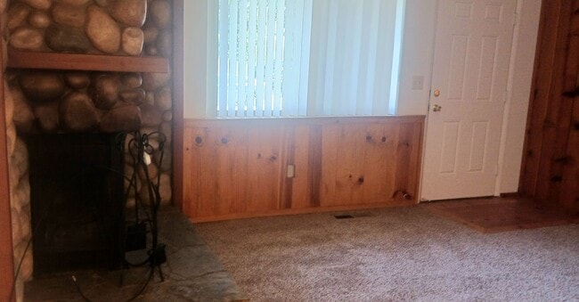 Building Photo - Three Bedroom w/ Fireplace and large back ...