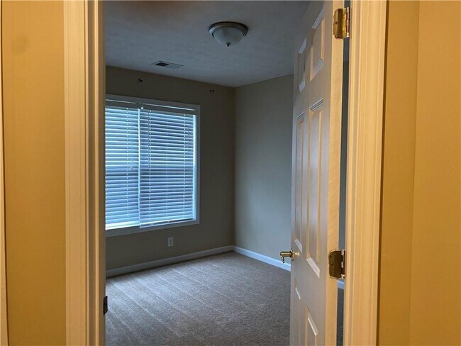 Building Photo - 3400 Palm Cir