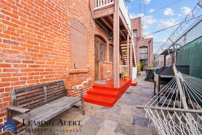 Building Photo - 112 S Cummings St