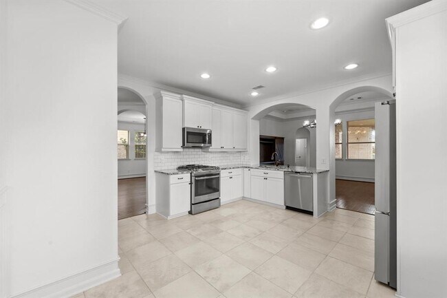 Building Photo - 16746 Highland Country Dr