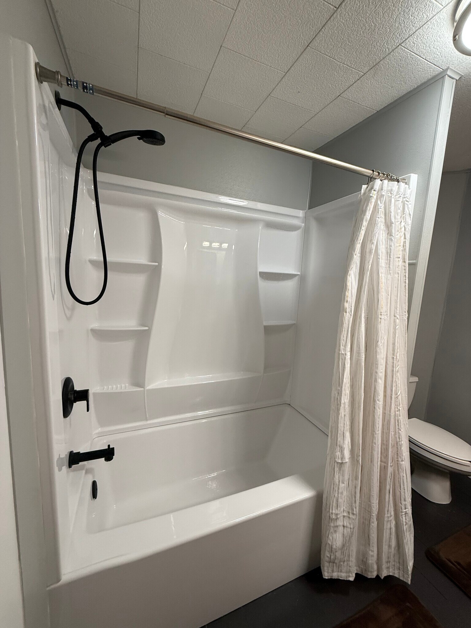 south side full bath shared by 2 S bedrooms - 119 Fyfer Pl