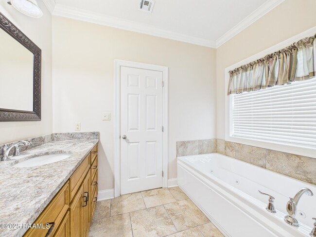 Building Photo - 1013 Gleaux Dr