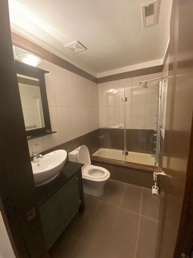 Building Photo - Two Bedroom Three Bathroom Condo in Hollan...