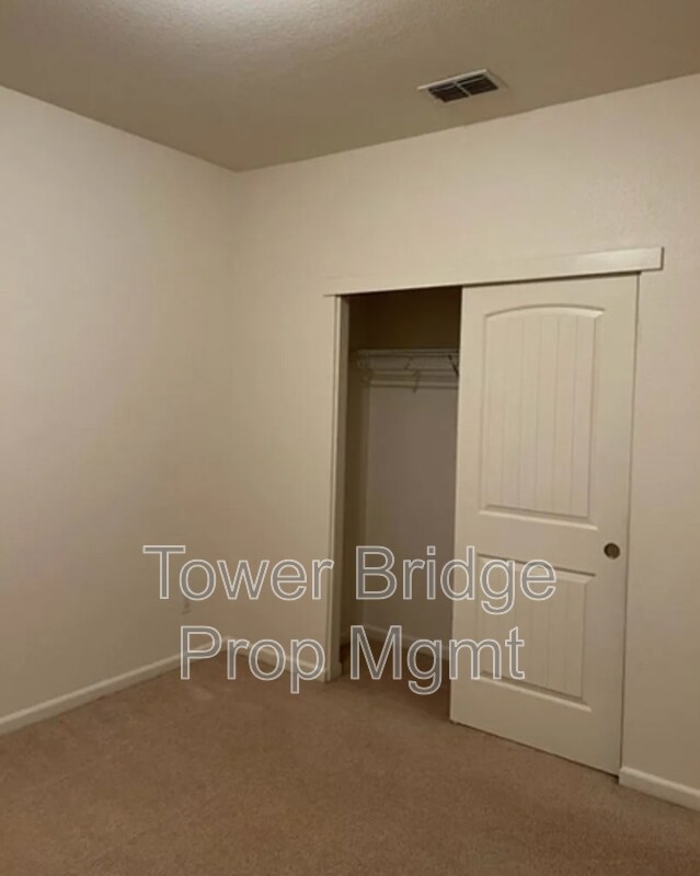 Building Photo - 3057 Village Park Dr