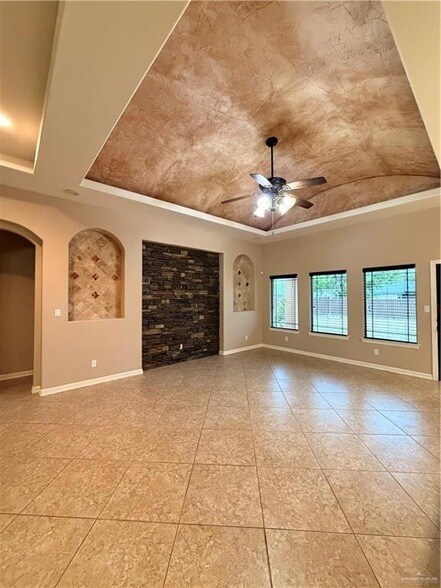 Building Photo - 1501 Granada Cir