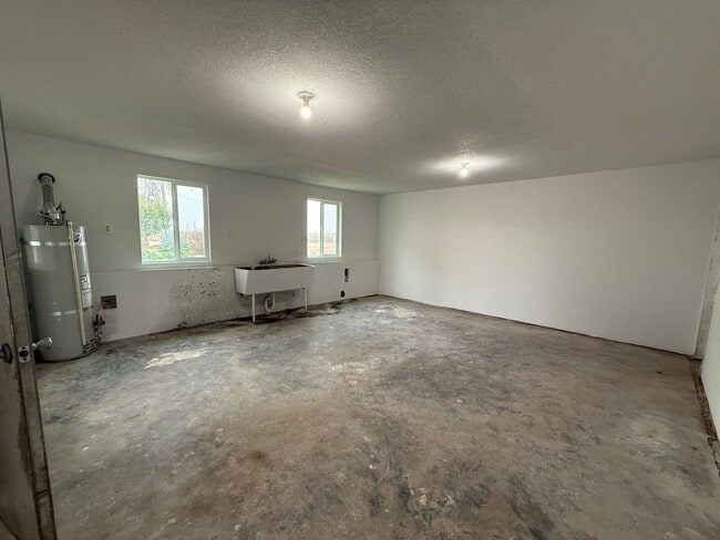 Building Photo - Country Home.  3 Bed 2 Bath