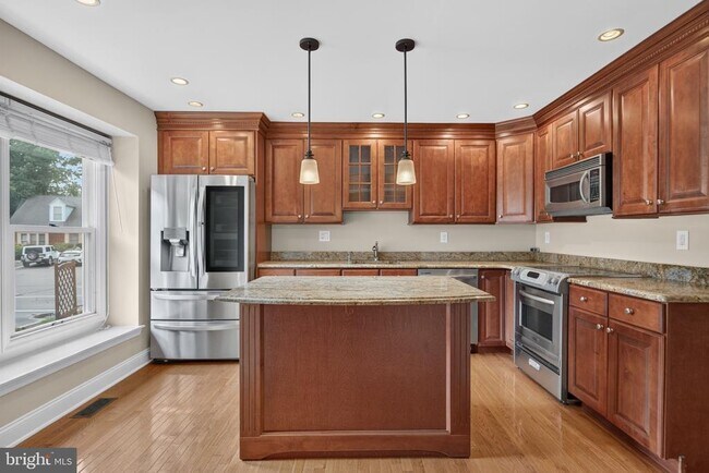 Building Photo - 305 Williamsburg Ct