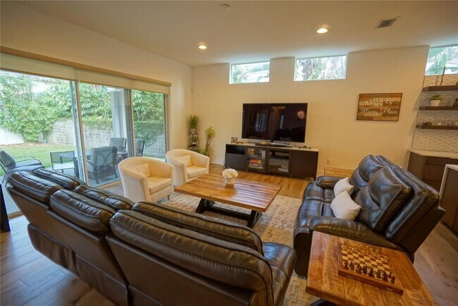 Building Photo - 209 S Trask St