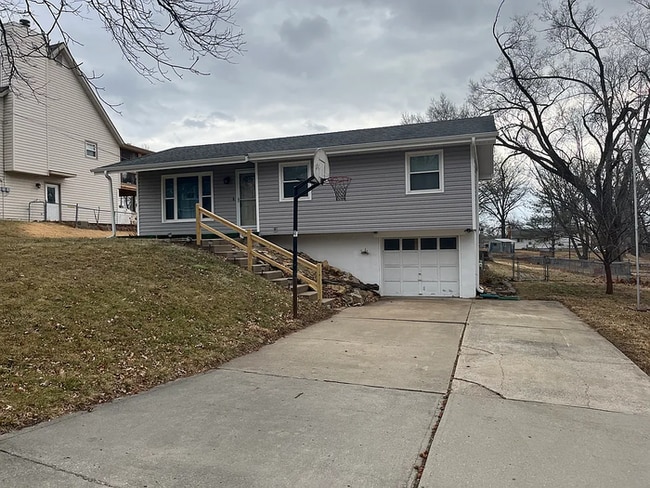 Primary Photo - Charming 3-Bed 1.5 Bath Raised Ranch with ...