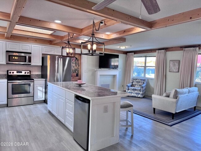 Building Photo - 3041 N Oleander Ave