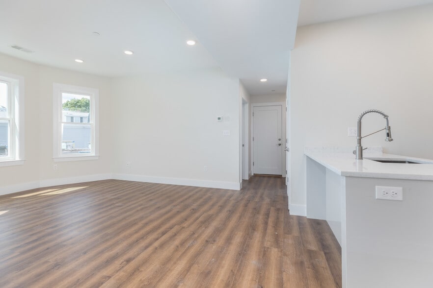 Building Photo - 843 Columbia Rd