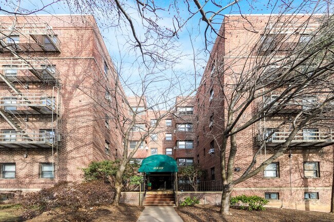 Building Photo - 2339 Hudson Terrace