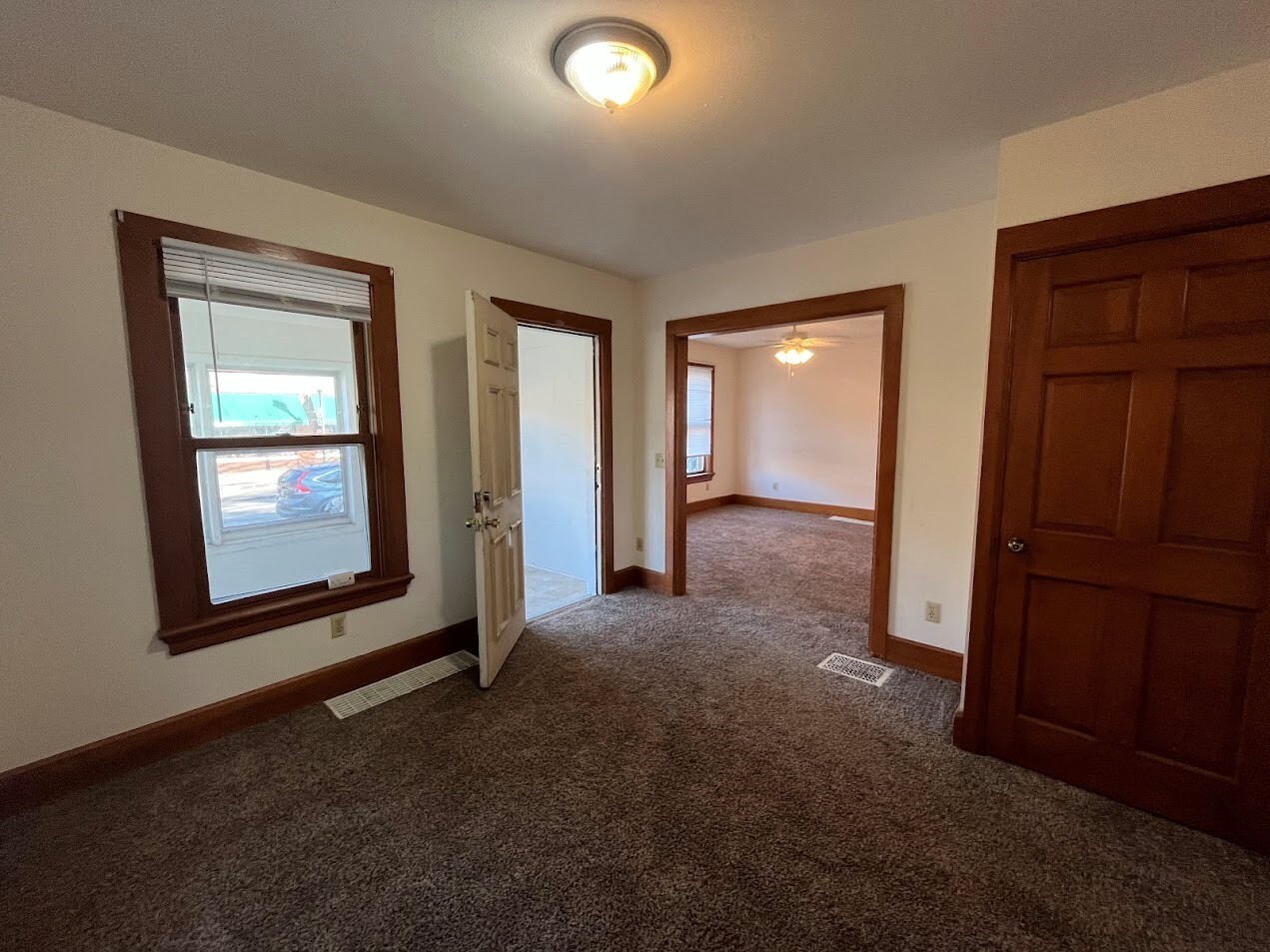 Building Photo - 917 E Johnson St